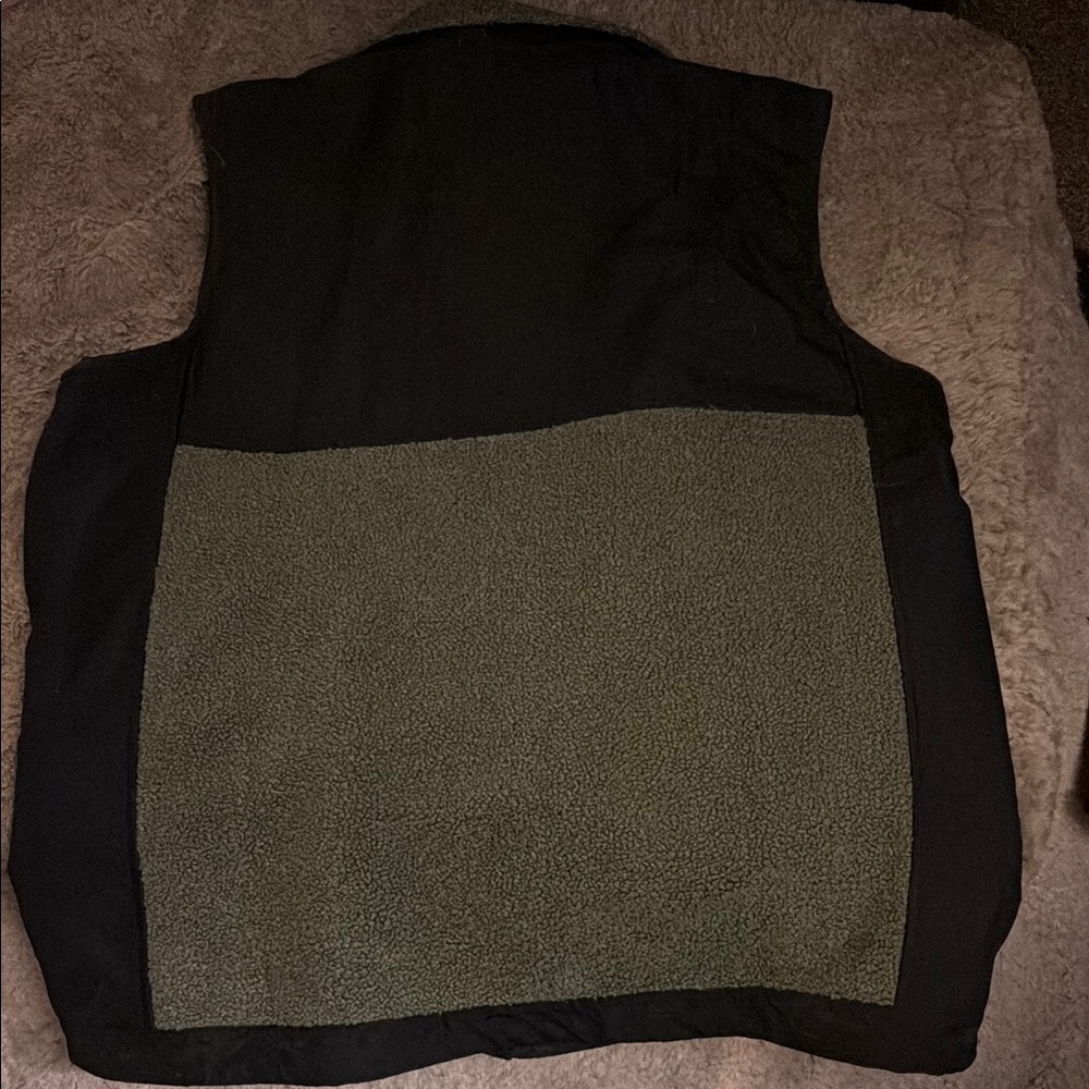 Men's UNDER ARMOUR Vest with zippered cell phone pocket. - Picture 3 of 3